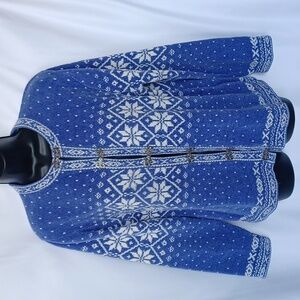 Croft & Barrow chenille blue snowflake sweater with decorative metal clasps M